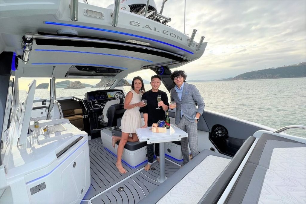 Galeon, Asiamarine, yacht, motor yacht, 325 GTO, deliver, handover, owner, Hong Kong, Candy Li, Asia