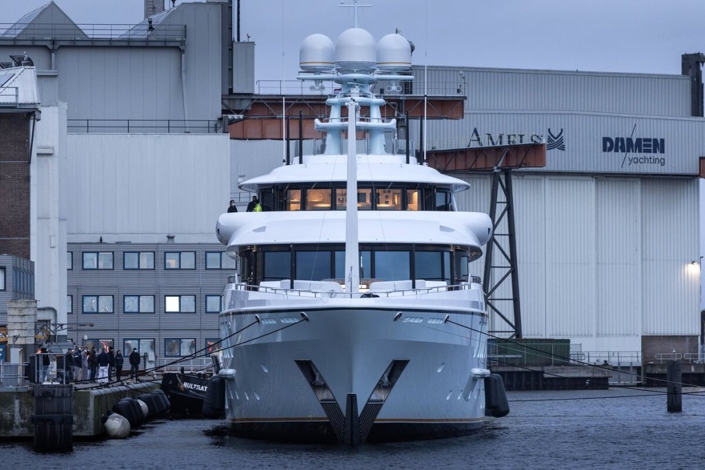 Amels, 242, Avanti, superyacht, sail, Damen Yachting, Vlissingen City, shipyard, Moran Yacht & Ship, Sean Moran, Tim Heywood, Winch Design, Jan van Hogerwou