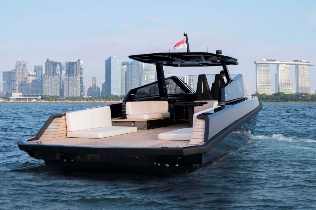 Wally, Wallytender, 43, Gunmetal, Singapore, sale, sold, deliver, Hong Seh, Yachting, Ferretti Group, Southeast Asia, first, Luca Bassani
