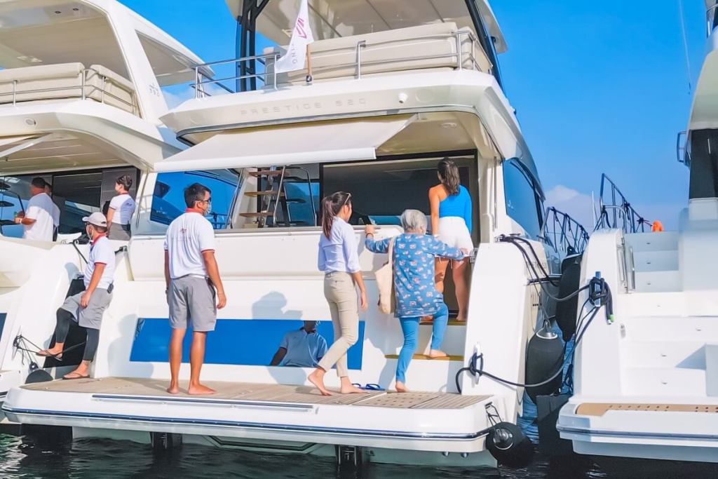 Prestige, Yachts, Asia Yachting, 520, 590, sold, sell, Steve Li, Vinci Cheung, Repulse Bay, Chinese, Hong Kong