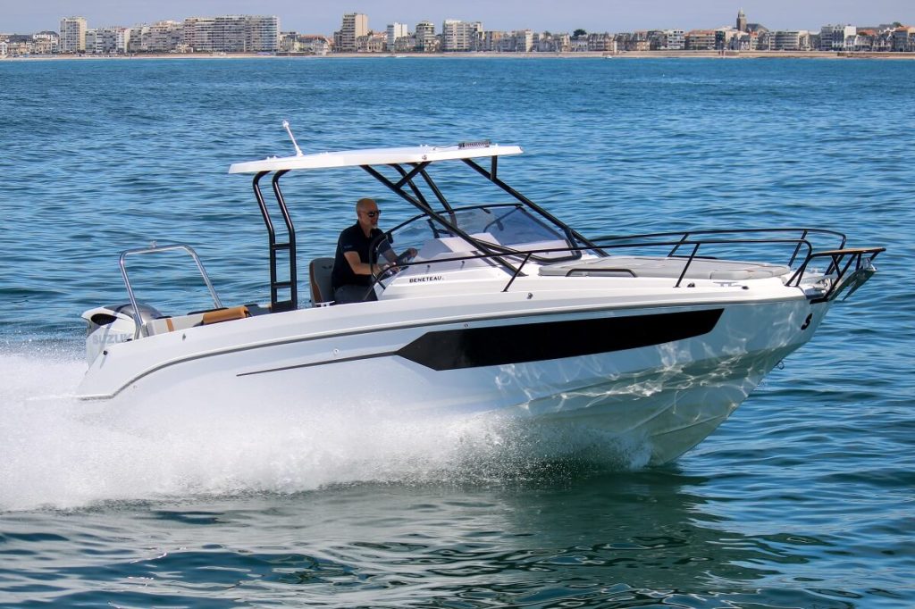Beneteau, Flyer, 8, 6, 7, 9, 10, Sundeck, Spacedeck, Simpson Marine, Groupe Beneteau, Seanapps, Michael Guinet, Outboard Powerboat Manager, Andreani Design, T-top, cabin, foredeck