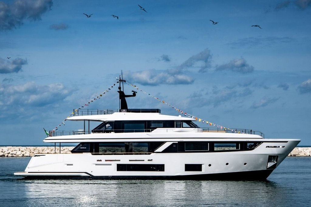 Custom Line, Navetta 30, Asia, Hong Kong, Singapore, Belle Île, Ferretti Group, Superyacht Yard, Ancona, Filippo Salvetti, Antonio Citterio Patricia Viel, ACPV Architects, Custom Line Atelier