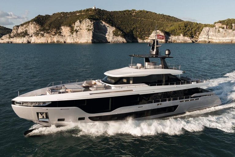 Azimut, Grande, 36M, Alberto Mancini, Achille Salvagni, Marine Italia, Pierluigi Ausonio Naval Architecture, PLANA, Low Emission Yachts, MTU