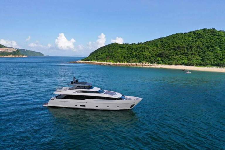 Simpson Yacht Charter, Sanlorenzo SL90A, Hong Kong charter, Hong Kong