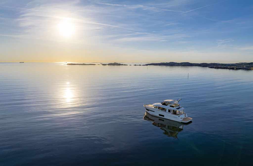 Introducing the Nimbus Flybridge 495 Nimbus flybridge 495 new coupé passenger flow on the Nimbus flybridge 495 Large glass windows on the Nimbus flybridge 495 Kitchen onboard the Nimbus flybridge 495 Nimbus flybridge 495 coupé’s salon