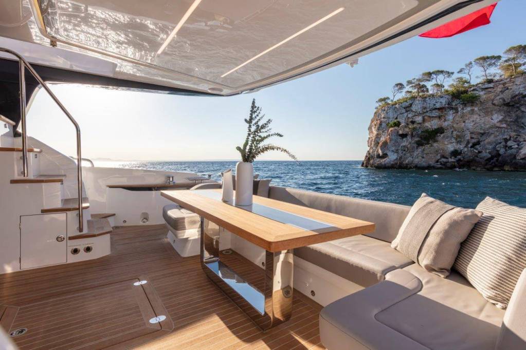 Pearl 62 headed to Sydney Pearl 62 packs in lots of features Pearl 62 seating and dining area Pearl 62 has 4 guest cabins Pearl 62 has a full-length flybridge Pearl 62 with touchscreen Pearl 62 is a family yacht
