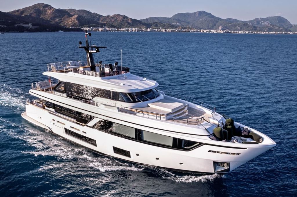 Custom Line, Navetta 30, Belle Ile, Camper & Nicholsons, Carmen Lau