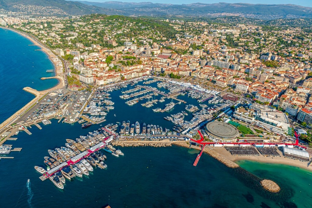 Cannes Yachting Festival, Vieux Port, Azimut, Benetti, Ferretti, Riva, Pershing, Custom Line, Absolute, Sunseeker, Princess, Aquila, Majesty