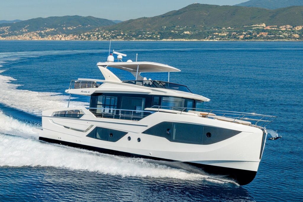 Motoryacht, superyacht, Absolute Yachts, Navetta 62, flybridge, semi-displacement